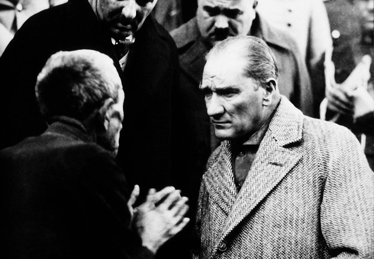 Mustafa Kemal Atatürk bir köylüyü dinliyor.