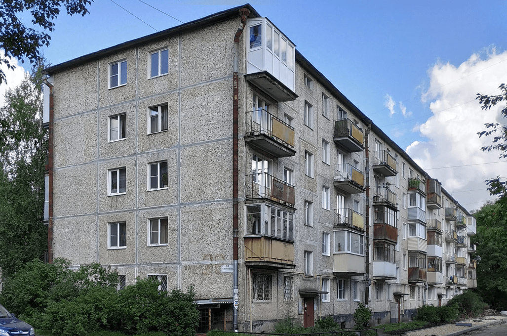 Hruşçovka tarzında bir apartman görseli.