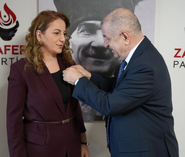 Ümit Özdağ Dilek Karafazlı'ya rozet takıyor